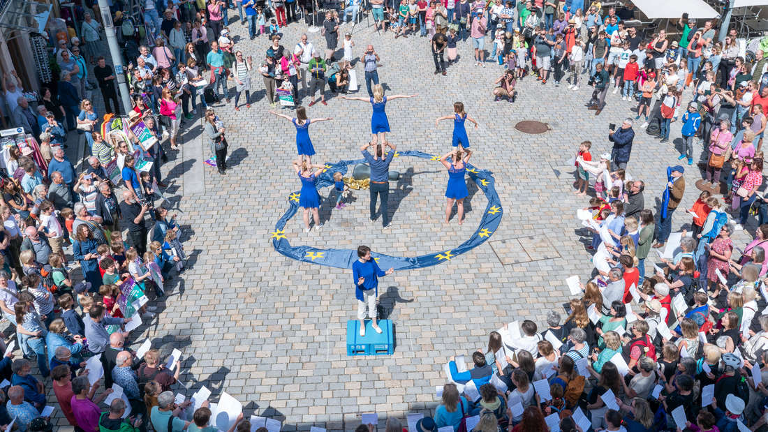 Blick von oben auf den Flashmob zur Europawahl 2024 auf dem Weilheimer Marienplatz.
